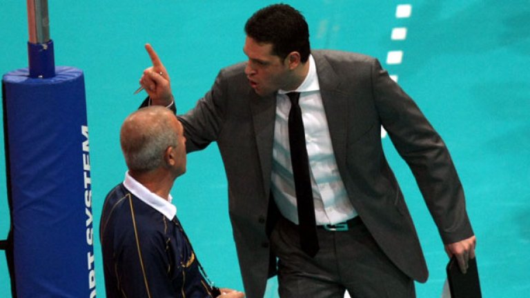 Треньорът на Зиратбанк Пламен Константинов догледа мача от трибуните след като му бяха показани едновременно жълт и червен картон