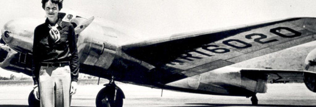 1. Изчезването на Амелия Ерхарт 

Амилия Ерхарт придобива световна известност през 20-те и 30-те години, тъй като е една от малкото професионални жени пилоти.

През 1937 г. Ерхарт планира околосветска обиколка със самолет. На 20 май тя излита със своя двудвигателен Lockheed Electra 10E от Оукланд, Калифорния. На борда се намира само още един човек – навигаторът Фред Ноонън.

На 2 юли Ерхарт излита от Папуа Нова Гвинея и трябва да прелети над 4000 км до остров Хоуард в Тихия океан. Ерхарт и Ноонън трябва да намерят самотния остров благодарение на експериментална радионавигационна система. Самолетът така и не се приземява. Смята се, че горивото й е свършило някъде над океана, след което машината се е разбила.

Ерхарт официално е обявена за мъртва през 1939 г., но тялото й не е намерено. През 2007 г. на атола Никомаро, намиращ се на около 600 км от предполагаемото място на катастрофата, са намерени останки, за които се твърди, че са от Lockheed Electra 10E.
