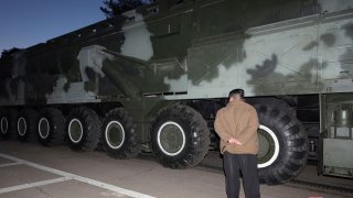 Заповедта е и за работещите по ядрената програма (на снимката: Ким Чен-ун наблюдава транспортирането на междуконтинентална ракета за тест на 18 декември)