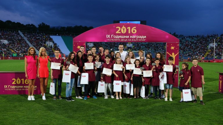 На почивката Бербатов награди лично деца от своята фондация