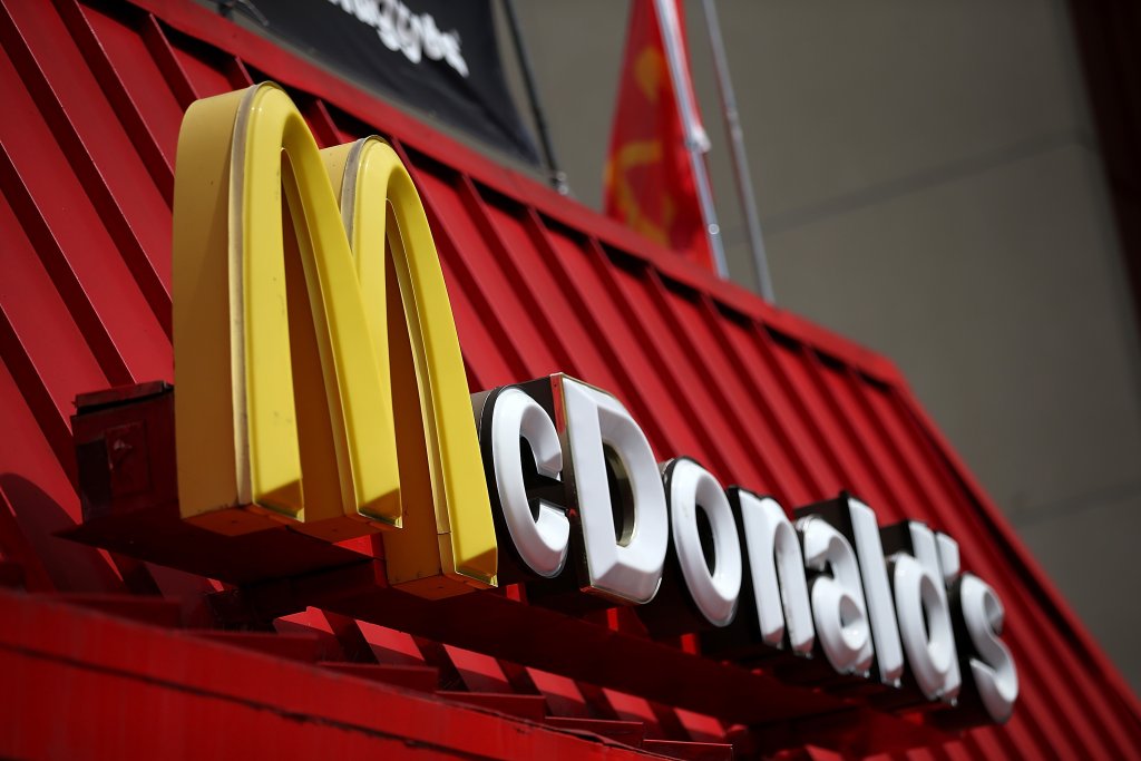 6. Замисляли ли сте се защо McDonald’s и Burger King са в едни и същи цветове – червено и жълто. Според различни изследвания, тези цветове карат мозъка ни да изпраща сигнали за глад. Избягвайте подобни цветове у дома. Синьото действа точно по обратния нач