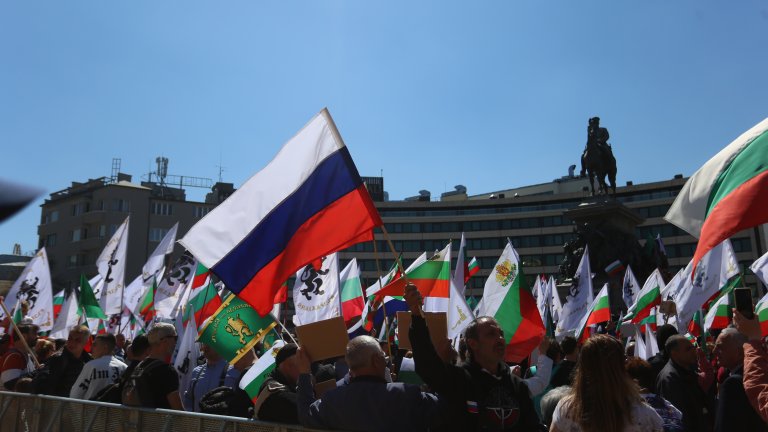 Протест на "Възраждане" пред НС: Искат неутралитет и оставка