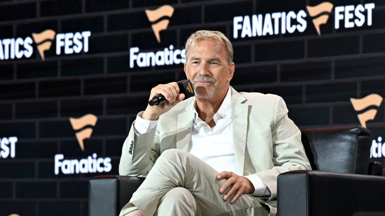 Кевин Костнър
Може би сте сред малцината, които си спомнят, но Кевин Костнър е бил първият избор на Тарантино за ролята на Калвин Кенди в „Джанго без окови“. Това щеше да е един от онези интелигентни и изненадващи кастинги, тъй като Костнър е познат предимно с превъплъщенията си в образа на класическия американски герой.
Месеци преди началото на снимките обаче стана ясно, че Костнър няма да участва в проекта и на негово място ще видим Леонардо ди Каприо. Официалната позиция от екипа на Костнър беше конфликт в графика, тъй като по същото време актьорът е трябвало да снима „Човек от стомана“.
По-късно обаче Тарантино направи коментар, който наведе на мисълта, че между двамата е имало сблъсък на характери. Говорейки за фалшивия американски героизъм през 2019 г., режисьорът споменава Костнър, като заявява, че той „въплъщава всичко грешно в престижното американско кино“.