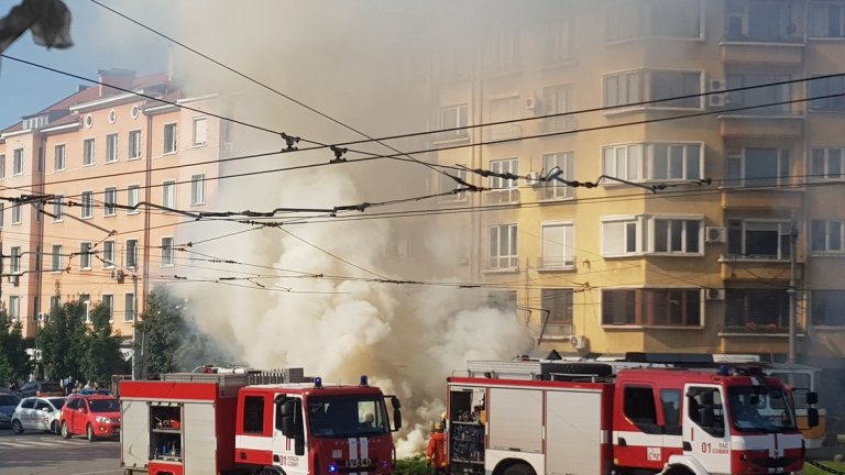 На мястото пристигнаха екипи на пожарната, няма пострадали