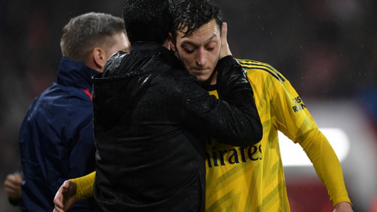 3. Същият Арсенал, но малко подобрен
Арсенал стартира с равенство 1:1 срещу Борнемут в дебюта на Микел Артета начело. „Артилеристите“ показаха някои силни страни. Започнаха с Месут Йозил между линиите, Пиер-Емерик Обамеянг и Рийс Нелсън по крилата и Александре Лаказет на върха на атаката. В офанзивен план, Арсенал показа доста добри неща, но проблемите в защита са същите. Артета има страхотно нападение, но първото нещо, което трябва да направи, е да заздрави отбранителната линия, което да донесе и малко повече спокойствие на Бернд Лено.