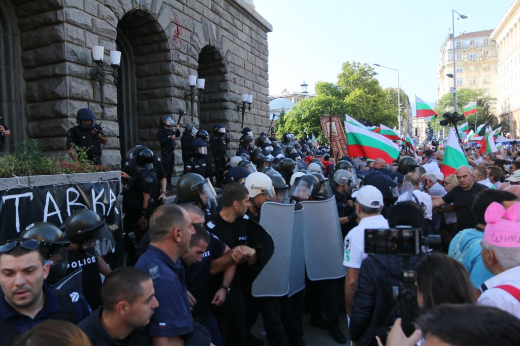 "Велико народно въстание": Напрежение на площaда и лют спрей срещу протестиращите