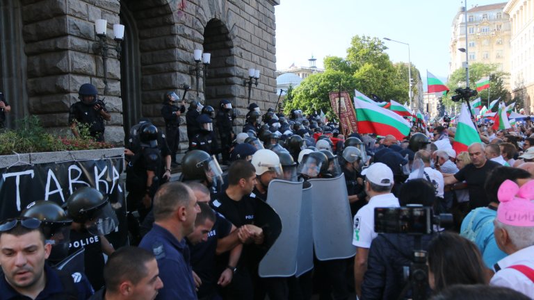 "Велико народно въстание": Напрежение на площaда и лют спрей срещу протестиращите