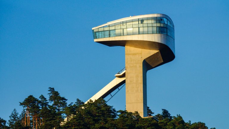 Писта за ски скокове Бергизел, Инсбрук, АвстрияКогато архитект като Заза Хадид се захване с нещо, дори и да става въпрос за ски шанца, резултатът винаги е забележителен. До върха на шанцата се стига по 400 стъпала или с асансьор, а гледката осигурява 360-градусов поглед към Инсбрук. В момента кулата на съоръжението е превърната в луксозен ресторант.