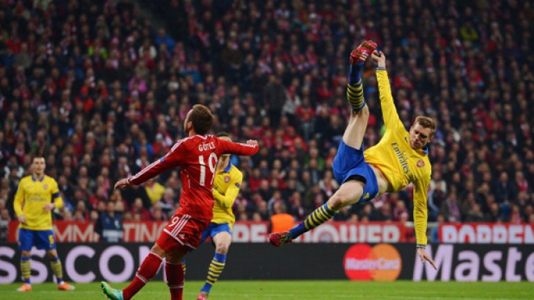 Пер Мертезакер от Арсенал чисти атрактивно топката и спира поредната атака на Байерн.