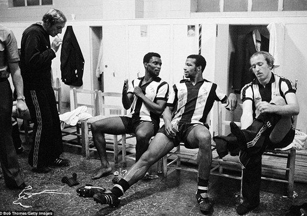 Добра работа! Двама от първите тъмнокожи национали на Англия Лори Кънингам (вляво) и Сирил Риджъс (в средата) бъбрят сред бъркотията из съблекалнята на Уест Бромич, отстранил току-що Валенсия за Купата на УЕФА през 1978 г. Походът на УБА обаче спря на четвъртфинал, където Цървена звезда победи англичаните. Кънингам си спечели трансфер в Реал, където игра цели пет сезона.