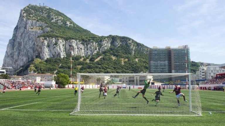 Стадион "Виктория" в Гибралтар. Тук играеше отборът, допреди да бъде признат от ФИФА и включен в квалификациите на големи първенства. За съжаление (но и разбираемо) стадионът не получи лиценз от УЕФА и ФИФА за официални мачове.
