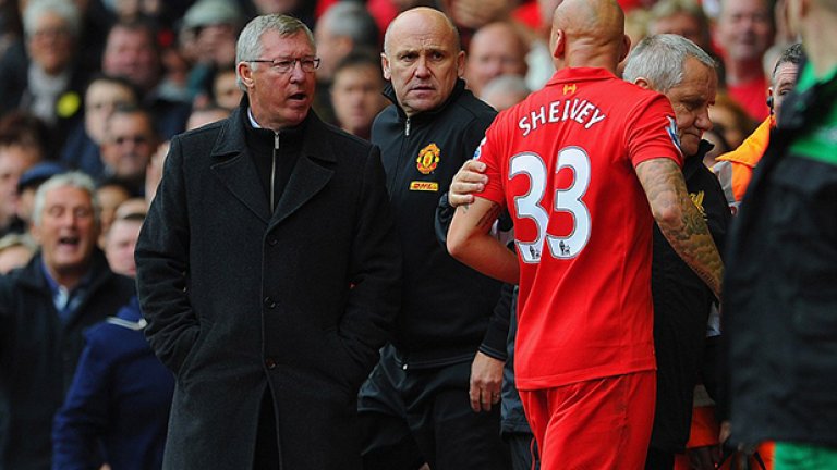 Джонджо Шелви и Сър Алекс се обиждат край тъчлинията, малко след като футболистът е изгонен на "Анфийлд" през март 2012-а