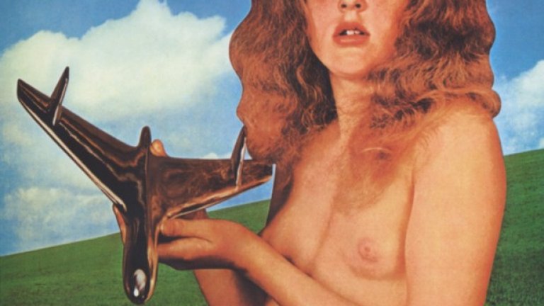 Албумът Blind Faith (1969) на Blind Faith

Ерик Клептън и компания дори нямат име за групата си, когато виждат обложката на албума си с изображение, заснето от фотографа Bob Seidemann, наречено Blind Faith: 11-годишно момиче, като контрапункт на нейната голота и невинност е технологичната играчка в ръцете й. На Мариора Гошен се обещано да получи кон, ако позира, но в крайна сметка й дават 40 паунда. 

В САЩ изображението на малкото голо момиче предизвиква гняв (какъвто вероятно би предизвикало и днес), затова звукозаписната компания решава проблема, слагайки на обложката просто снимка на групата. 