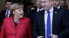 "Г-жа Меркел ми пожела успех в отговорната мисия на държавен глава и потвърди желанието за последващо всестранно развитие на двустранните отношения между България и Германия", пише Румен Радев в съобщение във Facebook.

