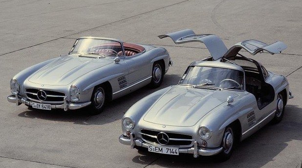 Mercedes-Benz 300SL (1954-1957)
300SL дебютира през 1954 година като двуместен спортен автомобил с вертикално отварящи се врати, откъдето идва и названието Gullwing. Това е и първата серийна кола със система за впръскване на горивото. През 1952 300SL печели в Льо Ман, а днес това е една от най-скъпите за колекционерите коли – цените вървят между 1 и 2,5 милиона долара.