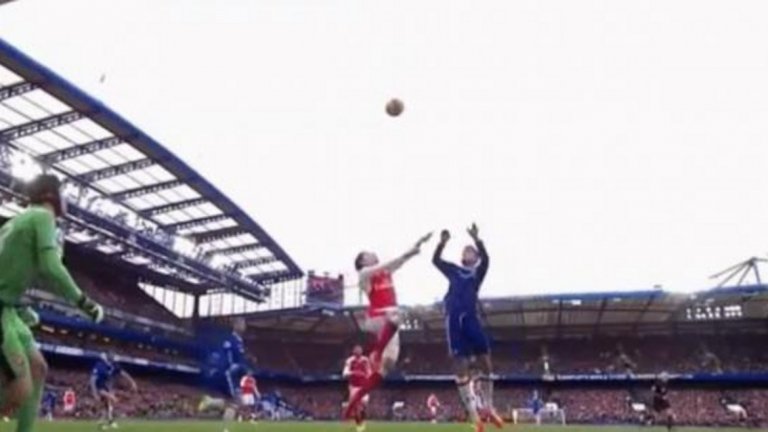 1.Съдиите продължават пряко да влияят на мачовете в Премиършип. Техните критерии са меко казано размити. При първия гол за Челси днес Маркос Алонсо удари с лакът Ектор Бейерин. Мартин Аткинсън призна попадението, друг съдия би го отменил – въпросът е, че критериите остават неизяснени и изглежда при различните съдии едни провинения се наказват, а други се възприемат като част от твърдостта на Висшата лига. Феновете пордължават да дискутират усилено докъде е позволена твърдата игра в Англия, но това е нещо, с което самите съдии трябва да покажат, че са наясно.