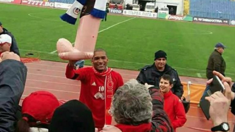 Част от чужденците смайващо бързо се оплитат в българските страсти, щом заиграят у нас. Бразилецът Фернандо Каранга беше обикнат от феновете на ЦСКА-София не само заради головете си, но и заради подчертано българския си манталитет - след попадение той обичаше да имитира прерязване на гърло, а след победата над Левски през март щастливо развя надуваем пенис с нанизано на него синьо шалче. Тогава Каранга отнесе глоба и един мач наказание, но естествено, не се превъзпита. Даже когато напусна България и отиде да играе в китайския Тянджин Теда, нападателят реши да напомни за себе си преди дербито Левски-ЦСКА в края на септември. Той изпрати видео с обиди към Левски и пак включи любимия си жест с прерязване на гърло. 
След срещата, спечелена от "сините" с 1:0, една от звездите на Левски Давид Яблонски реши да покаже също толкова лошо възпитание и засне видео с обидни думи към Каранга и ЦСКА. Когато бразилец и чех се ругаят на развален български, разбираме, че за родния футбол граници не може да има.