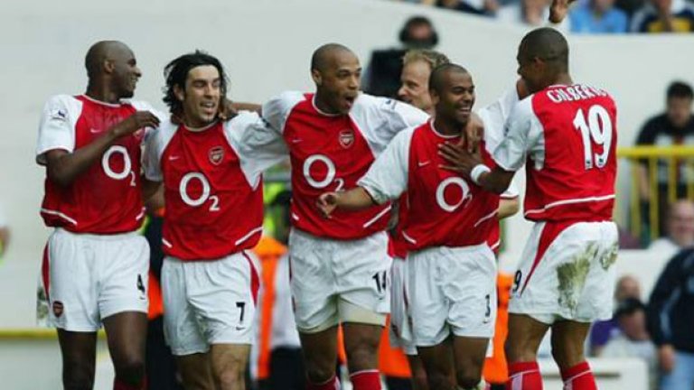43. Тотнъм - Арсенал 2:2, 2004 г.
Денят, в който Недосегаемите на Венгер спечелиха титлата - още на 25 април и то на стадиона на врага.
В събота Челси и Манчестър Юнайтед загубиха и Арсенал знаеше - реми на "Уайт Харт Лейн" стига за златото.
Гостите поведоха с 2:0 с голове на Патрик Виейра и Робер Пирес, но Джейми Реднап и Роби Кийн от дузпа изравниха.
В края Арсенал празнува диво пред опустелите трибуни - никой фен на Тотнъм не би си причинил да гледа радостта от титлата на съперника.