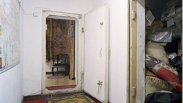 Подземният град, Пекин, Китай, е познат още и като Дикся Ченг. Това е огромно бомбоубежище, което обединява мрежа от тунели под китайската столица Пекин, което по-късно е превърнато в туристическа атракция. Бункерите са строени през 70-те години по време на ядрената заплаха от страна на Съветския съюз. Отворени са за туристи през 2000 година. След затваряне за кратка реконструкция са отворени отново след 2008 година