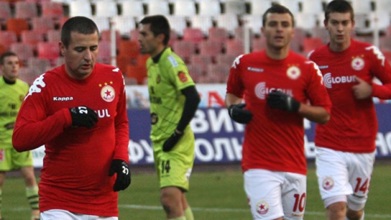 С просто око се виждаше, че румънецът Янис Зику (вляво) не беше в оптимална физическа форма при престоя си в ЦСКА. Но това не му пречеше да е звезда в "А" група