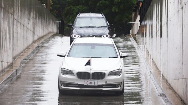 Малкълм Търнбул - премиер на Австралия
BMW 7 High Security
Лимузината на министър-председателя на Австралия определено се отличава от останалите държавнически кортежи, решени в строго черно. Бялото бронирано BMW 7 е неговият избор за представителен автомобил. Колата беше закупена още по време на мандата на Тони Абът като мярка за сигурност срещу евентуални терористични нападения. Автомобилът е с особено висока степен на защита, като може да издържа на обстрел с автомат "Калашников" или на нападение с гранатомет.