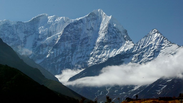 Лавина затрупа лагер на Еверест след труса в Непал 