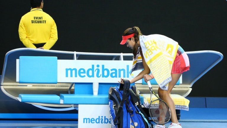 Иванович водеше със сет и 1-0 във втория, но явно инцидентът й повлия сериозно и отпадна, след като загуби следващите два сета с по 4-6