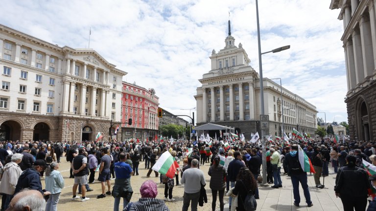 Протест в центъра на София в защита на лева (снимки)