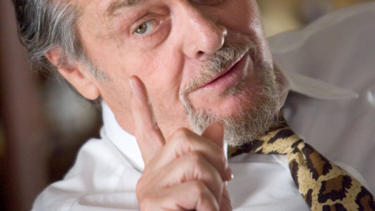 Скорсезе предоставя на Никълсън широко поле за импровизация и резултатът е епичен.
Джак превръща персонажа във вулкан от лакомства за ценителите на черния хумор, насилието и непредсказуемите актьорски решения. Франк Костело е един от най-великолепните филмови гангстери. С почерка на тоталния актьорски бос - Джак Никълсън.