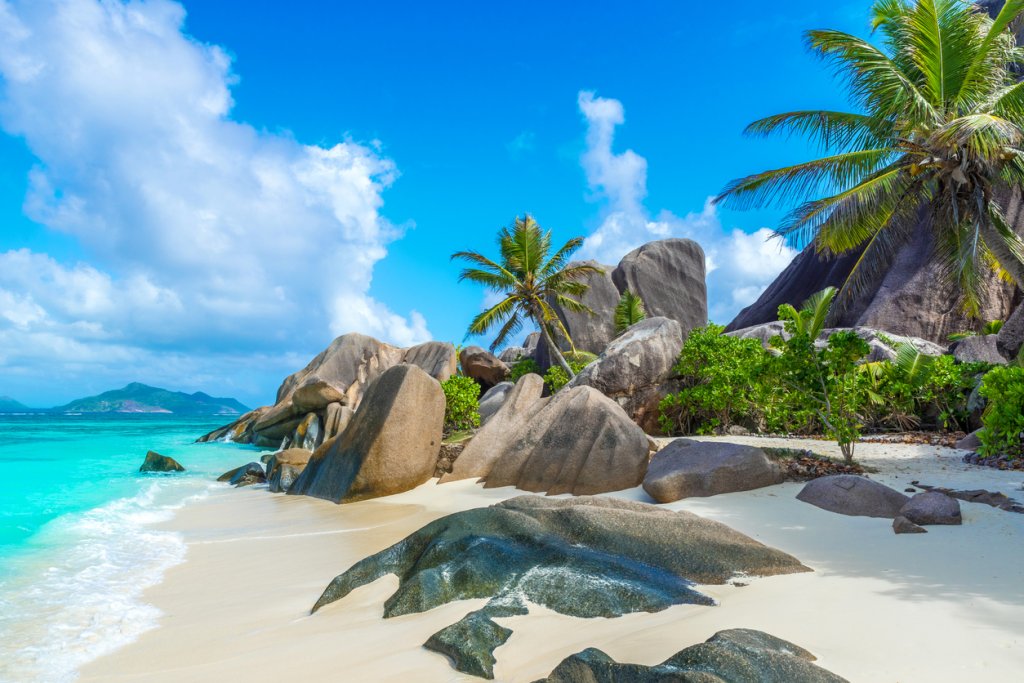 Анс Сурс д'Аржан, остров Диг, Сейшелски острови
Фин бял пясък, кокосови палми, плитки тюркоазени води и огромни скали, които дават характерния му облик – този плаж на Сейшелите наподобява земен рай и често попада в класациите на най-добрите плажове на света.
Изглежда като мечта и е такъв – стигането до него не е лесно и включва ферибот от основния остров на архипелага – Махе, и дълга разходка.
