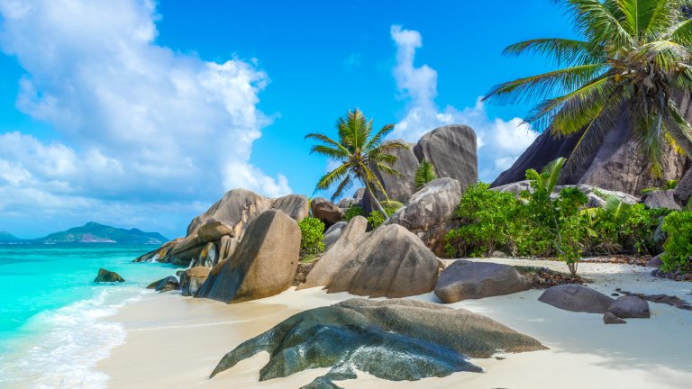 Анс Сурс д'Аржан, остров Диг, Сейшелски острови
Фин бял пясък, кокосови палми, плитки тюркоазени води и огромни скали, които дават характерния му облик – този плаж на Сейшелите наподобява земен рай и често попада в класациите на най-добрите плажове на света.
Изглежда като мечта и е такъв – стигането до него не е лесно и включва ферибот от основния остров на архипелага – Махе, и дълга разходка.