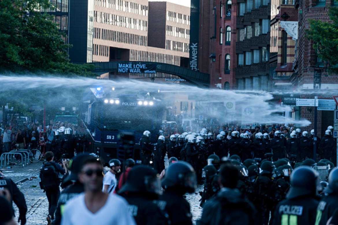 Полицията използва водни оръдия, за да разпръсне тълпата