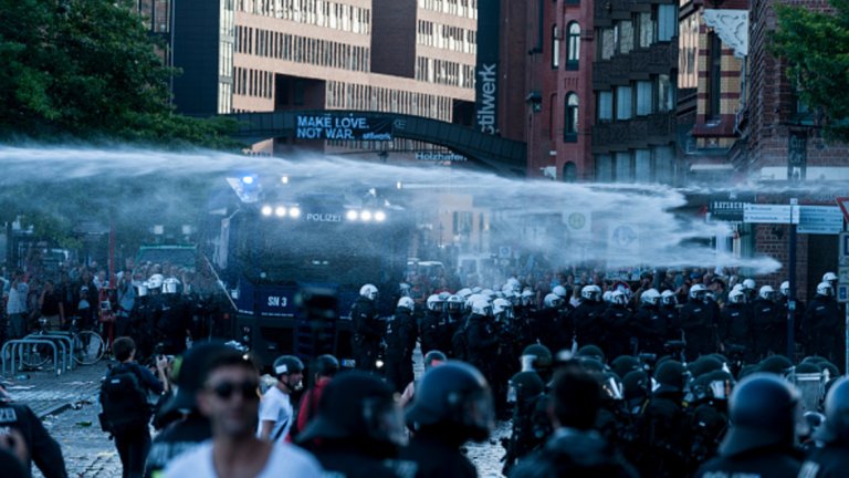 Полицията използва водни оръдия, за да разпръсне тълпата