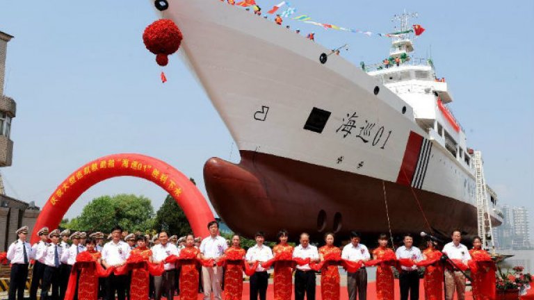 Снимка на китайския Haixun 01, който в петък и неделя засече първите два пинг-а от черната кутия. Той се използва от ноември 2006 година и е един от най-модерните кораби в китайския флот. Към него в търсенето са се присъединили и корабите Jinggangshan и Kunlunshan.