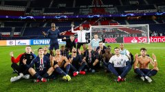 След последния съдийски сигнал футболистите на парижани си направиха обща снимка, на която по-голямата част от тях повтарят марковия жест на Хааланд.