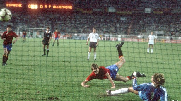 Франция 1984 ще се запомни и със сензационното отпадане в групата на Германия, сочен за фаворит в турнира. Срещу Испания на немците стига и реми, за да се класират на полуфинал, но в 90-ата минута Антонио Маседа ги наказва с глава и ги праща у дома.
