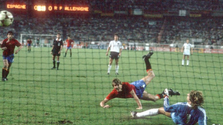 Антонио Маседа (Испания).
Който помни Евро 1984, помни и Маседа. Германците, казват, никога не се отказват и са най-опасни в последните секунди. Е, в мача срещу Испания им стигаше реми, но при 0:0 в 90-ата минута Маседа се хвърли и с глава ги наказа - 1:0. Испания отиде на полуфинал, където елиминира и Дания с дузпи, а голът за 1:1 в редовното време вкара пак... централният защитник Маседа! Героят обаче получи жълт картон и изгледа от трибуните на "Парк де Пренс" как Франция на Платини бие неговата Испания с 2:0.