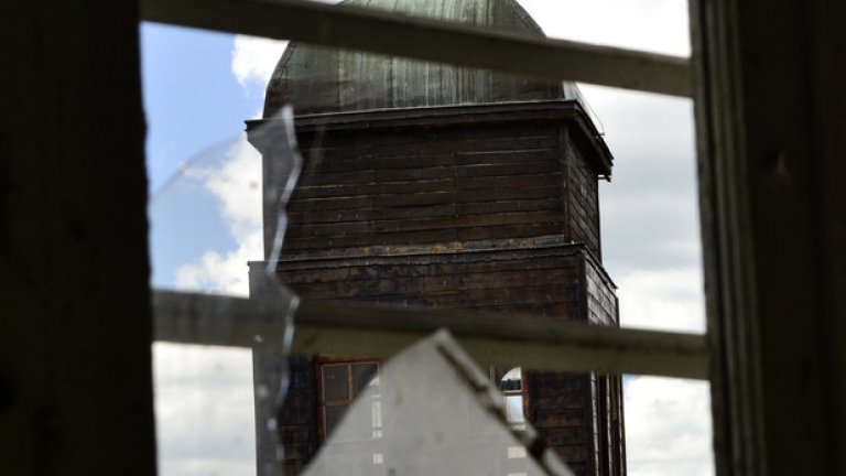 Тленно и нетленно си дават среща пред разбития прозорец.