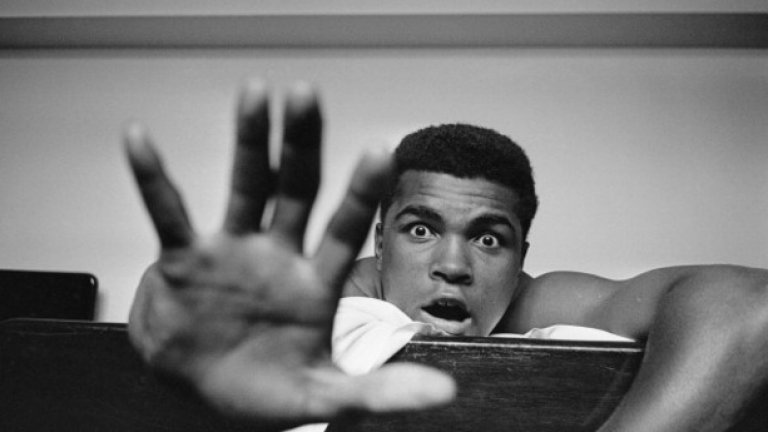 Един от най-прочутите дела в САЩ е свързано с името на Мохамед Али. Великият боксьор отказа да служи в армията по време на войната с Виетнам. Али обяви, че това противоречи на религиозните му убеждения и че е готов да си понесе последствията. Той така и не влезе в затвора, но бе отлъчен от големия бокс. Три години по-късно бе оправдан и се върна на ринга.