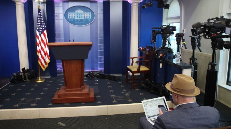 От една страна, репортерите, на които е ограничен достъпът до Белия дом, вероятно се чувстват облекчени, защото няма да им се налага общуват с Шон Спайсър