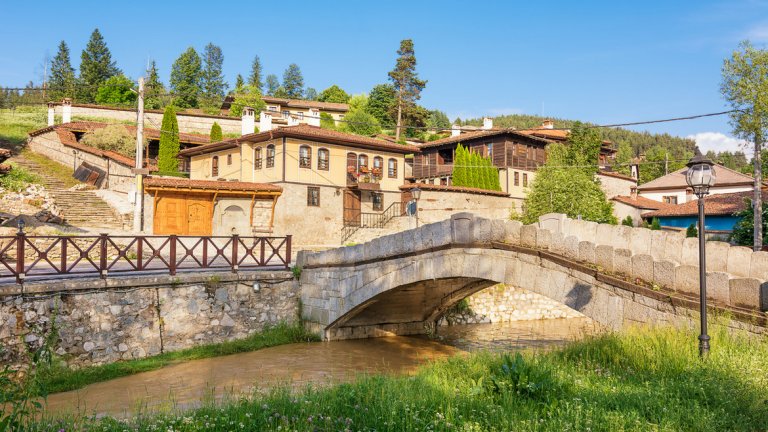 Копривщица 
Може би не са много хората, които си спомнят рождената дата на Димчо Дебелянов – 28 март. Корените на великия поет тръгват именно от Копривщица. Отбелязването на рождението му е добър повод да научим откъде е почерпил вдъхновение таченият поет за своите думи: "Помниш ли, помниш ли тихия двор, тихия дом в белоцветните вишни?"
Копривщица е още едно място, както и Велико Търново (и двата сред забележителностите в Стоте национални туристически обекта), на което вероятно насищане няма. Интересен факт е, че за неофициален химн на възрожденския град се приема "Хубава си, моя горо".