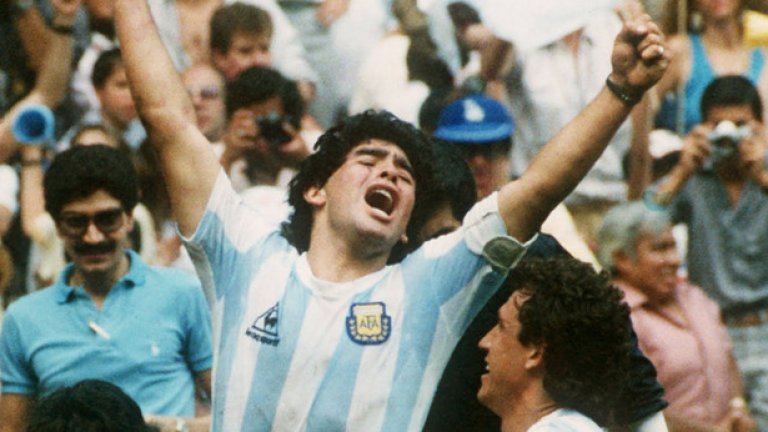 2. Марадона/Maradona by Kusturica (Emir Kusturica, 2008)

Емир Кустурица проследява забележителния път на Диего Марадона - легенда в спорта, футболен бог, гениален артист, всеобщ любимец. От Буенос Айрес, през Куба до Неапол режисьорът ни води по стъпките на футболиста - от скромния му дебют до световната слава, от светкавичния му възход до дълбокия залез. 

Това е документален филм за "футболиста на века", заснет от един от най-големите му почитатели.