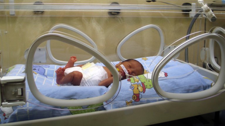 Състоянието на първото бебе, родено през 2015 г., се е влошило след раждането. 
