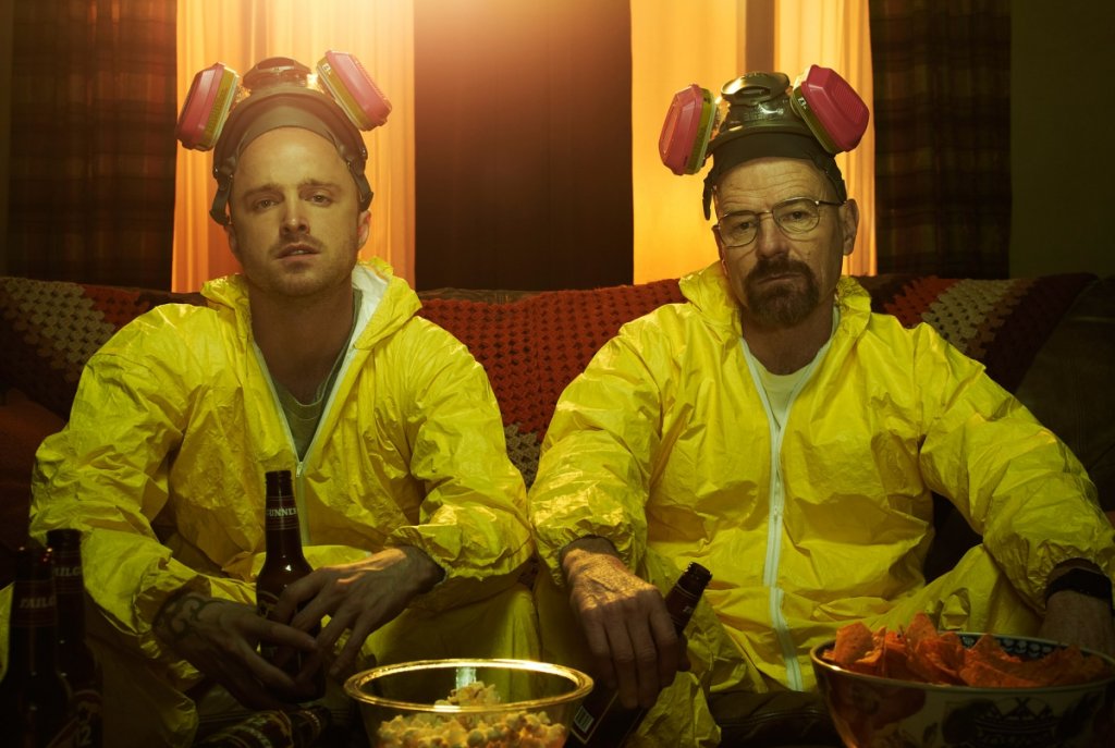 Breaking Bad ("В обувките на Сатаната")
Сезони: 5
Епизоди: 62
Въпреки българското си заглавие, сериалът не разказва как Уолтър Уайт (Майкъл Кранстън) временно е в обувките на Сатаната - той самият постепенно се превръща в дявол. Ако все още не сте проследили една от най-великите истории, разказвани на телевизионен екран, сега е моментът. Уайт е учител по химия, който разбира, че е тежко болен и не му остава много време живот. За да уреди по-добър живот за семейството си, той се захваща с приготвянето на метамфетамин. И тъй като е дяволски добър, скоро става едно от основните лица в този незаконен бизнес - а това привлича вниманието както на конкуренцията, така и на полицията.