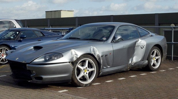 През 2005 Крис катастрофира със своето Ferrari 550 Maranello докато отива на фитнес.