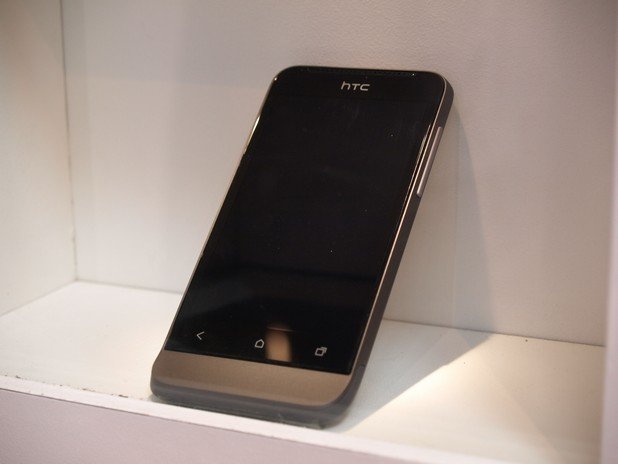 Тялото на HTC One V присъстваше "инкогнито" сред аксесоарите.