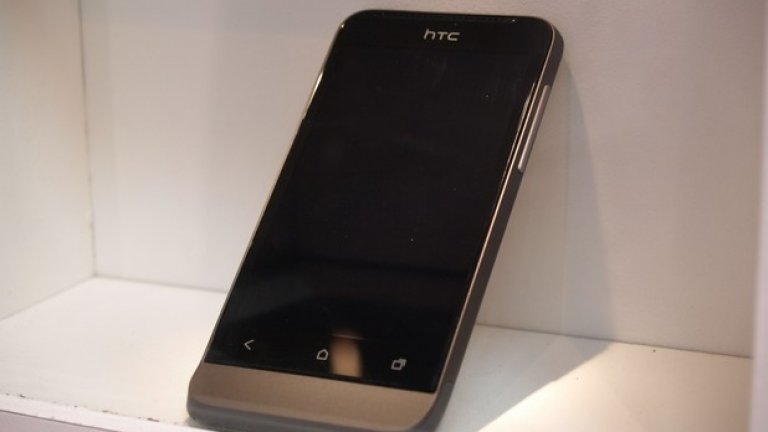 Тялото на HTC One V присъстваше "инкогнито" сред аксесоарите.