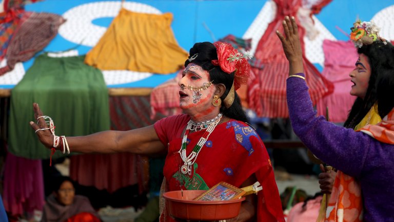 Цветна лудост: Свещеното ритуално къпане в река Ганг в кадри