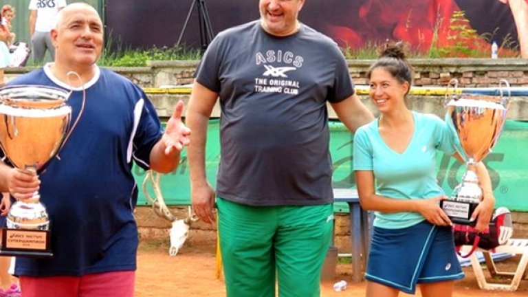 Той е добър в тениса.