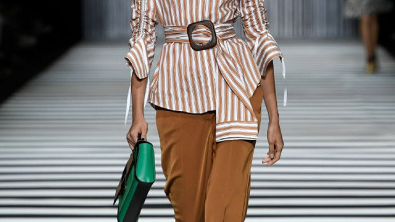 Канелена пръчка (Cinnamon Stick)
Привържениците на неутралните цветове не бива да се притесняват, че за тях не е помислено. Напротив, с цвят канелена пръчка, позволяващ човек да избяга от ярките цветове, но да остане модерен.
Модел на Marc Cain от Модата на седмицата в Берлин през юли 2019 г.